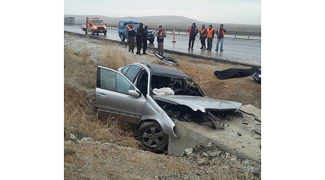 Konya'da otomobil menfeze çarptı: 2 ölü, 1 yaralı