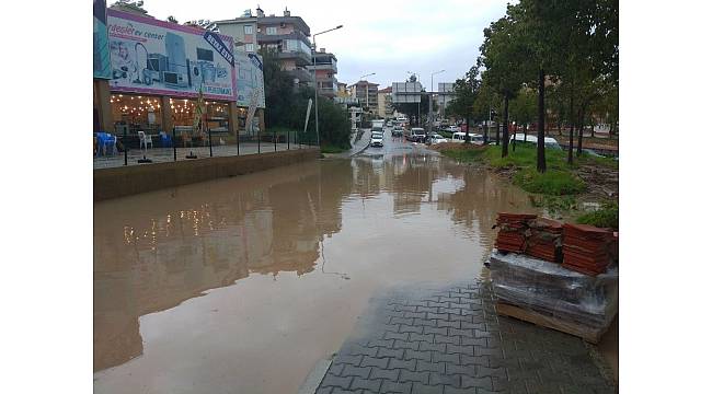 Kuşadası'nda sağanak yağış etkili oldu