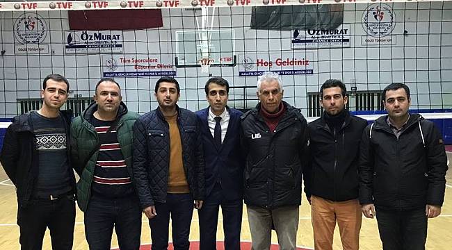 Malatya voleybol camiasından Mehmetçik’e kayısı