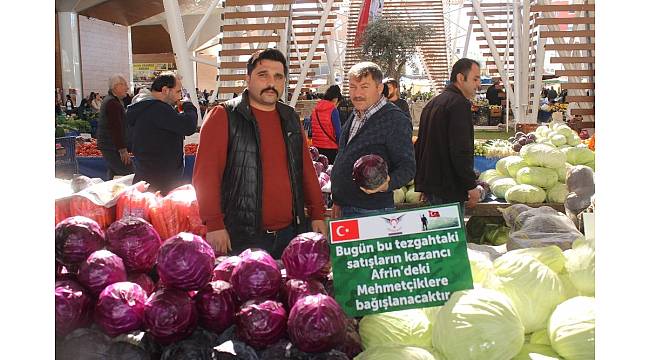 Manavgat semt pazarında tezgahlar Mehmetçik için açıldı