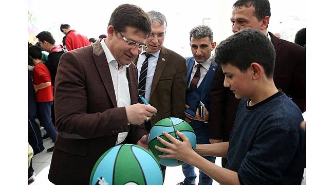 Merkezefendi&#39;de basketbol topu dağıtımı sürüyor