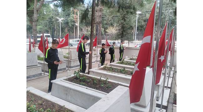 Minik futbolcular şehitlikte Mehmetçik için dua etti