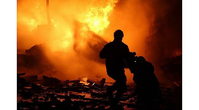 Rusya Maarat El Numan&#39;ı havadan ve denizden bombaladı: 8 ölü