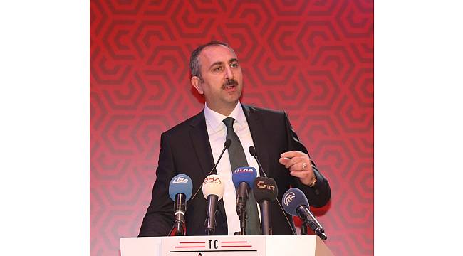 Şehit ailelerine Devlet Övünç Madalyası'nı Adalet Bakanı verdi