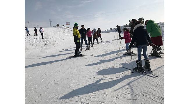 Sevgi Evlerinde kalan çocuklar kayakla tanıştı