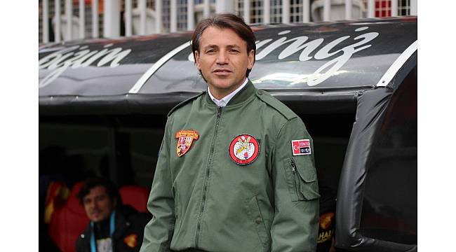 Tamer Tuna pilot ceketiyle sahada
