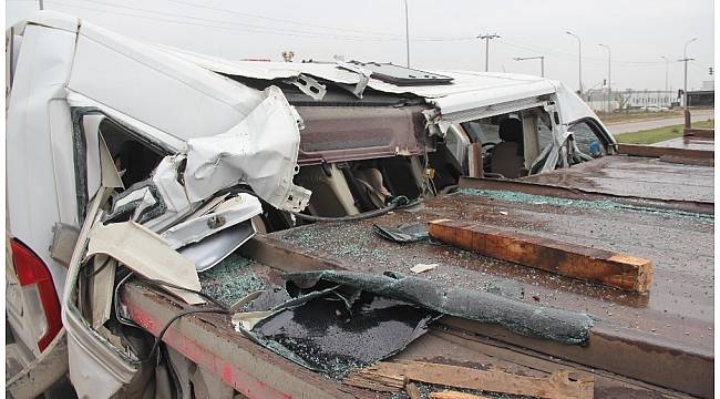 Tıra çarpan servis minibüsü kağıt gibi yırtıldı: 10 yaralı