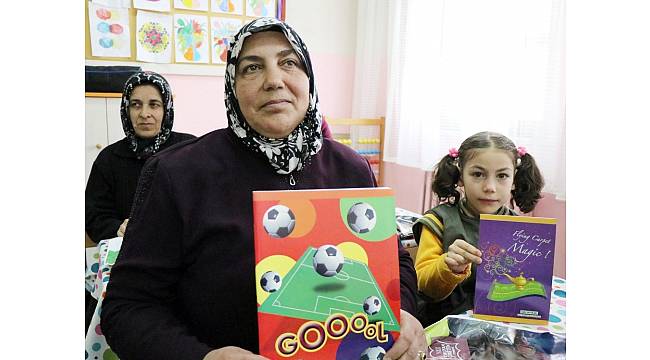 Torunuyla aynı okulda okuma yazma öğreniyor