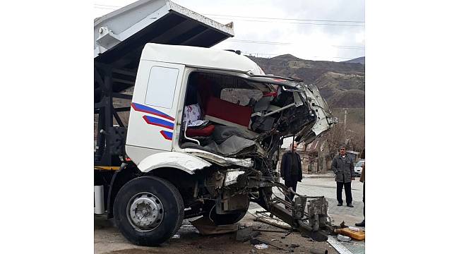 Trenle, kamyon çarpıştı: 1 yaralı