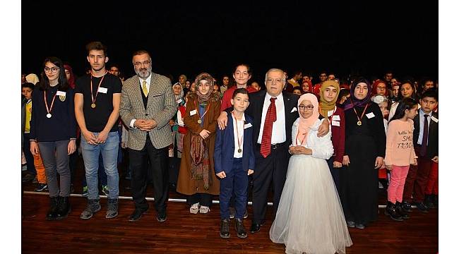 Umre'den dönen öğrenciler Vali Şentürk'ü ziyaret etti