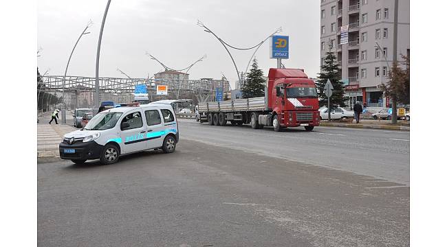 Uşak&#39;ta tırın çarptığı yaşlı adam ağır yaralandı