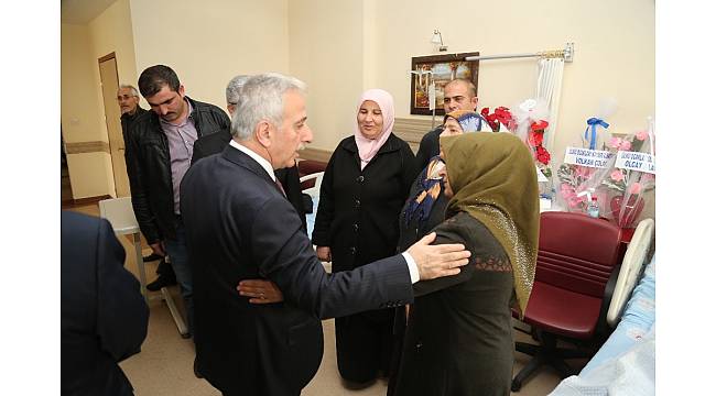 Vali Kamçı Afrin Gazisi Piyade Uzman Çavuş İsmail Şahin'i Ziyaret Etti