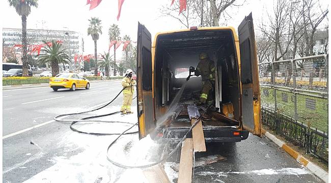 Vatan Caddesi'nde yanan PTT aracı trafiği durdurdu