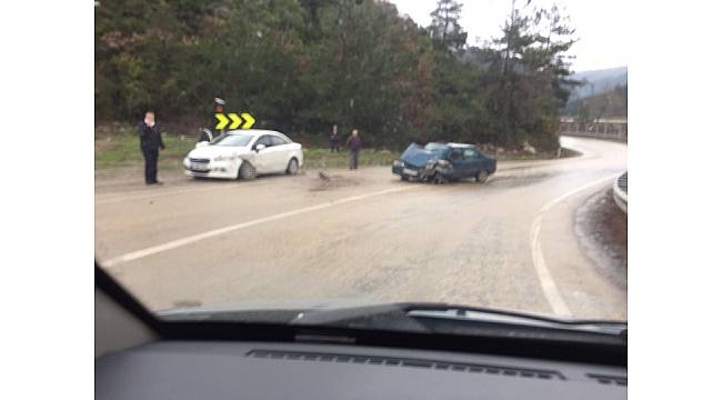 Virajı alamayan minibüs yan yattı