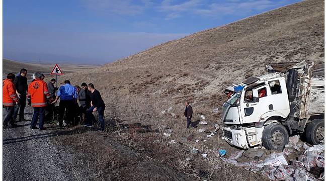 Yardım kömürü taşıyan kamyon takla attı: 1 yaralı