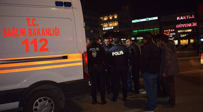Yolun karşısına geçmek isteyen kişiye otomobil çarptı