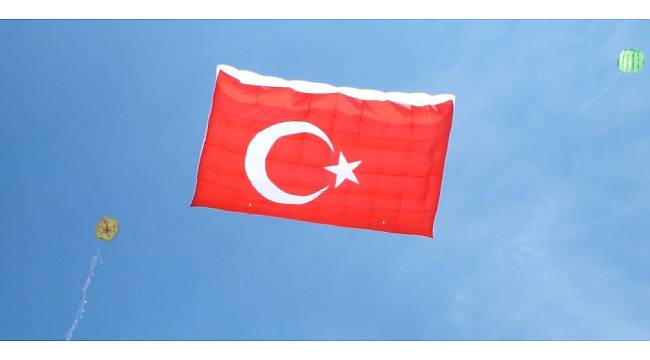 Zeytin Dalı'na dev Türk bayrağı uçurtmayla destek