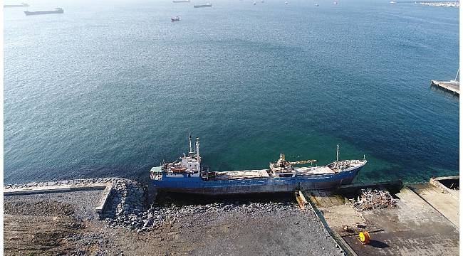 Zeytinburnu'nda karaya oturan gemi havadan görüntülendi