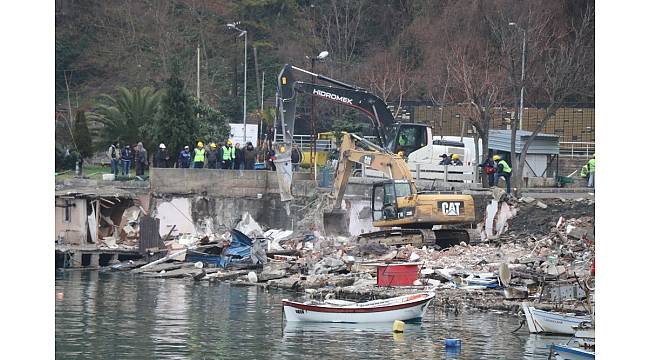 Zonguldak&#39;ta kıyı kenar çizgisindeki yapıların yıkımına başlandı
