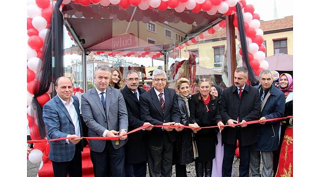 &#39;Bayrak Halı&#39;nın ilk ilmeği atıldı