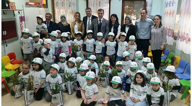 Akçakocalı minik öğrencilere fidan dağıtıldı