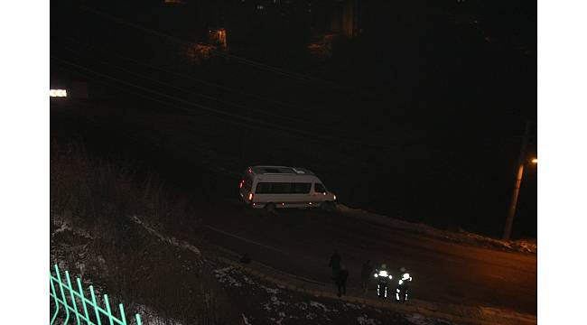 Amasra'da buz tutan yolları itfaiye tuzladı