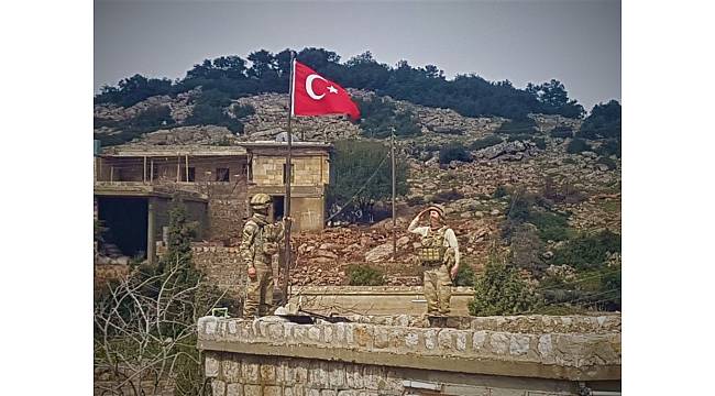 Amasya'dan gönderilen bayrak Afrin'de dalgalanıyor