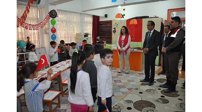 Anaokulu öğrencileri askerlere moral mektubu yazdı