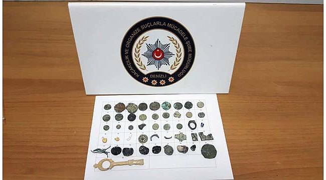 Aracın torpido gözünde 26 adet sikke ve 18 adet değişik türlerde obje yakalandı