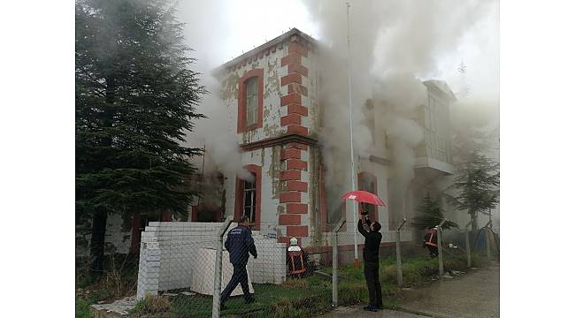 Atatürk'ün kaldığı Çoban Mektebi alevlere teslim oldu