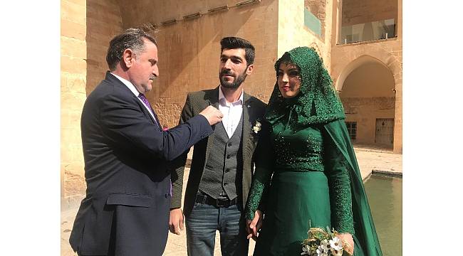 Bakan Bak, genç çifte altın taktı