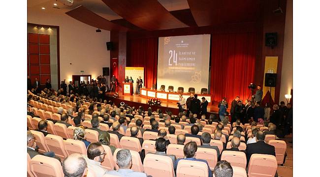 Bakan Tüfenkci: "Gönül arzu ediyor ki fakülte hocalarımızın camilerde birer kürsülükleri olsun"
