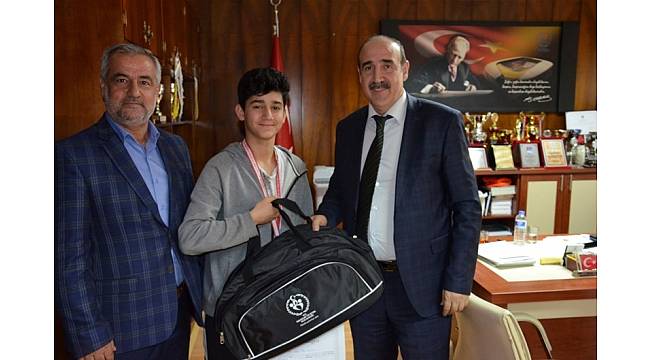 Başarılı sporcular ödüllendirildi