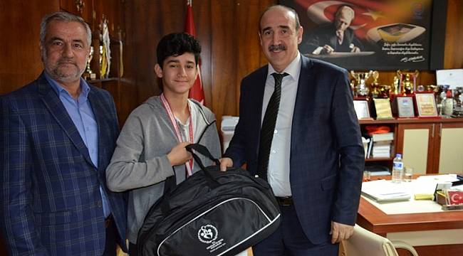 Başarılı sporcular ödüllendirildi