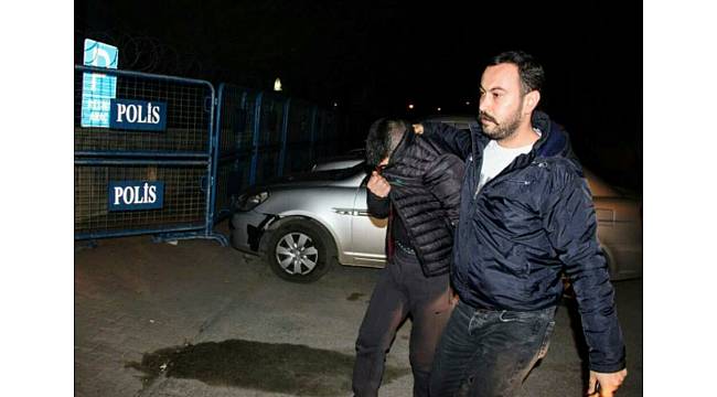 Çaldığı çikolatayı yerken yakalandı