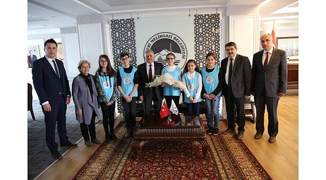 Çocuk Meclisi üyeleri Başkan Büyükkılıç'ın Tıp Bayramı'nı kutladı