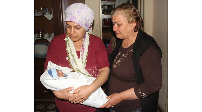 Çöplerin arasında bulunan yeni doğmuş bebek mahalleliyi ağlattı