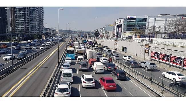 E-5'te kamyonet devrildi, trafik kilitlendi