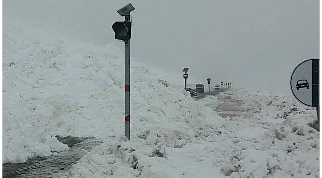 Eğribel'de çığ nedeniyle yol ulaşıma bir süre kapandı