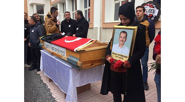 Genç öğretmenin &quot;Beni okulumun önünden uğurlayın&quot; vasiyeti yerine getirildi