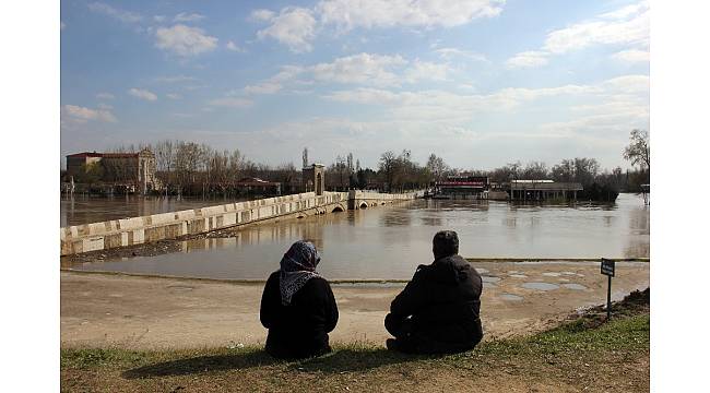 Genç-yaşlı herkes Tunca Nehri'ne akın etti
