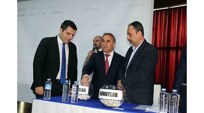 Gördes'te TOKİ konutları sahiplerini buldu