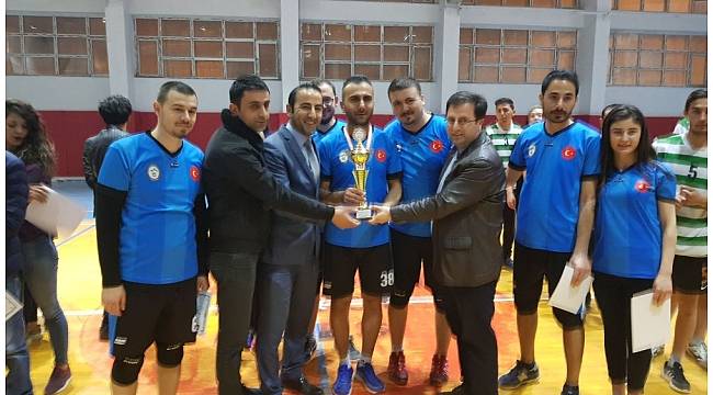 Hakkari&#39;de &#39;Öğretmenler Arası Voleybol Turnuvası&#39; sona erdi