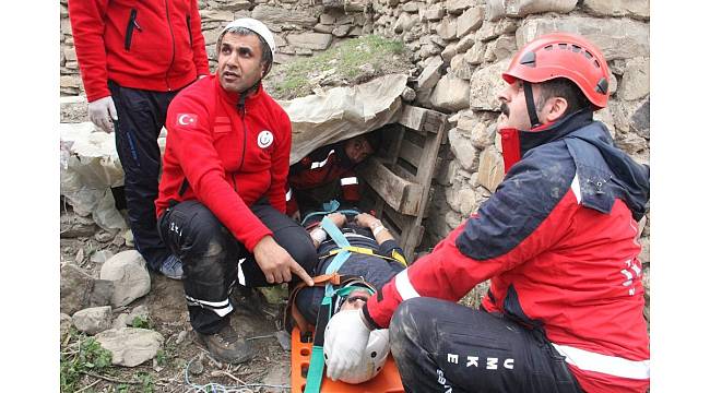 Hakkari'de gerçeğini aratmayan UMKE tatbikatı