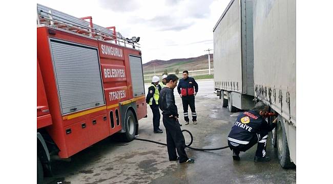 Hareket halindeki Tır'ın lastikleri yandı