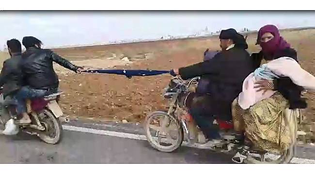İki motosikletli, eşarbı halat yapıp yol aldı