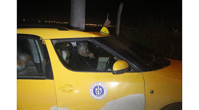 İnşaat temel çukurunda asılı kalan ticari taksiyi itfaiye ekipleri kurtardı