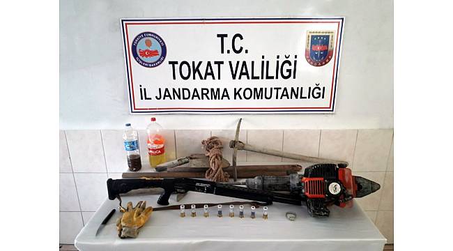 İzinsiz kazı yaparken jandarmaya yakalandılar