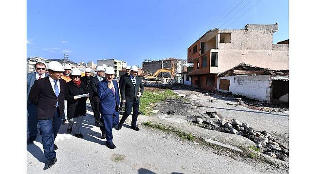 İzmir Büyükşehir, Örnekköy'de ilk yıkımları gerçekleştirdi