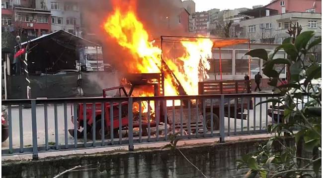 Kağıthane'de park halindeki kamyonet alev alev yandı